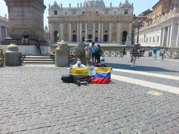 Opositores venezolanos en huelga de hambre en Roma conversan con el papa