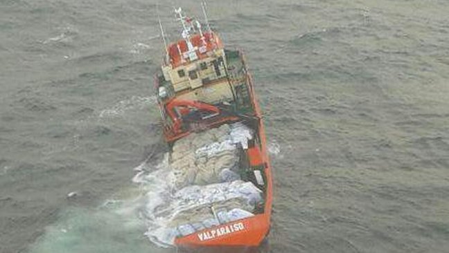 Chiloé: Rescatan a 8 tripulantes de embarcación pesquera que había hundido