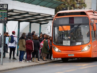 Cinco buses deben interrumpir servicio tras ser apedreados en Maipú