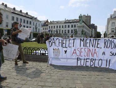 Protestantes en Bélgica: "Bachelet miente, roba y asesina a su pueblo"