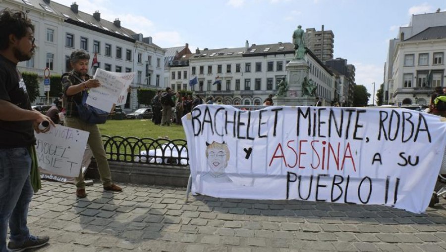 Protestantes en Bélgica: "Bachelet miente, roba y asesina a su pueblo"