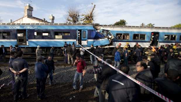 Conductor de tren accidentado en Argentina dejó mando a ayudante, según vídeo