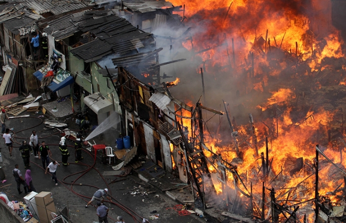 Bomberos controlan incendio en favela desalojada en mayor ciudad brasileña