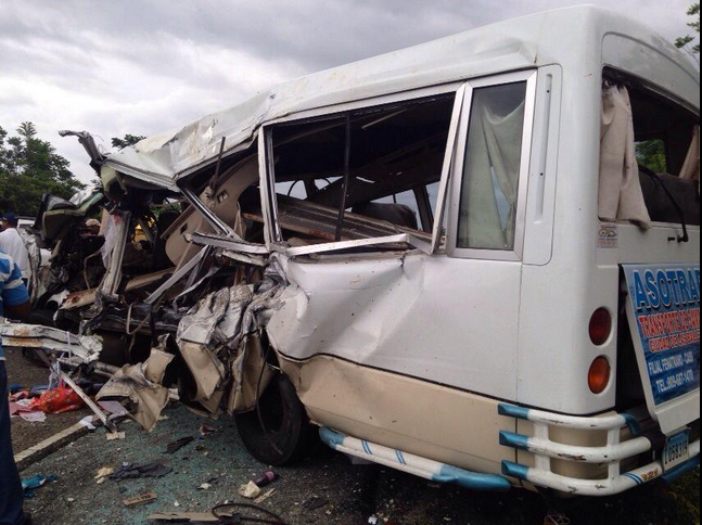 13 muertos y 21 heridos deja accidente vehicular en República Dominicana