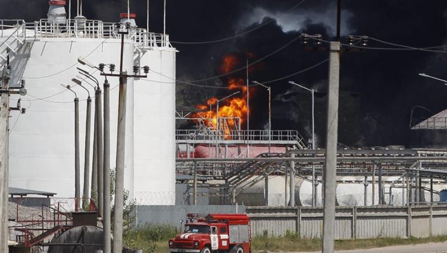 Se reaviva incendio en depósito de combustible de Ucrania