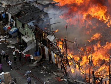 Bomberos controlan incendio en favela desalojada en mayor ciudad brasileña