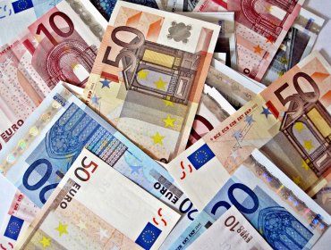 Dólar sube ante el euro y otras divisas