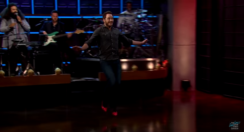 Video: Chris Pratt sorprende al correr en tacones