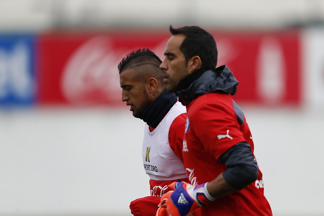 Juventus y FC Barcelona felicitan a Vidal y Bravo tras triunfo de la 'Roja'