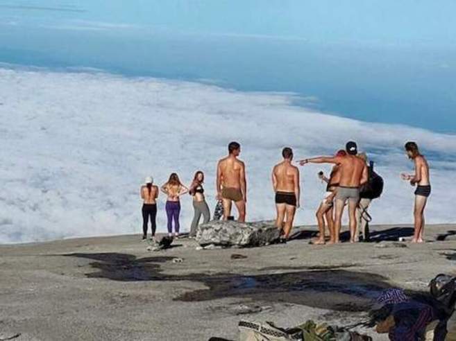 Condenan a turistas que se fotografiaron desnudos y provocaron terremoto en Malasia