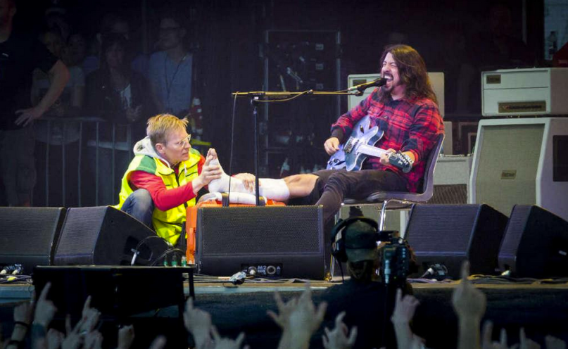 Vocalista de Foo Fighters se rompe la pierna en pleno show y sigue cantando