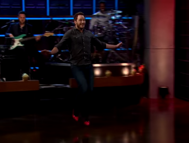 Video: Chris Pratt sorprende al correr en tacones