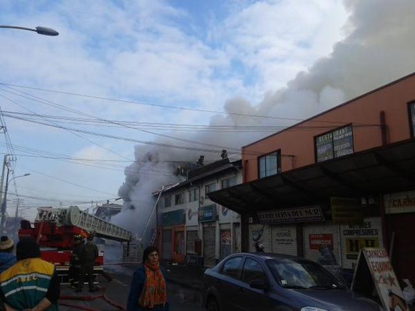 Incendio en supermercado mayorista de Temuco ha consumido el 70% de éste