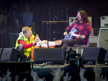 Vocalista de Foo Fighters se rompe la pierna en pleno show y sigue cantando