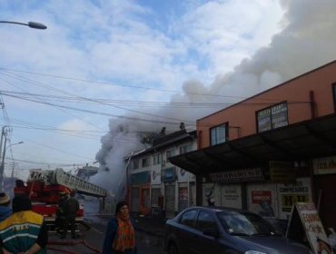 Incendio en supermercado mayorista de Temuco ha consumido el 70% de éste