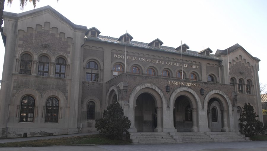 Estudiantes se toman Campus Oriente de Universidad Católica