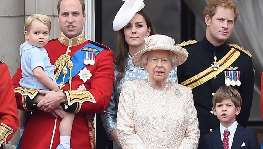 Reina Isabel II celebra su 89 cumpleaños con un desfile militar en Londres