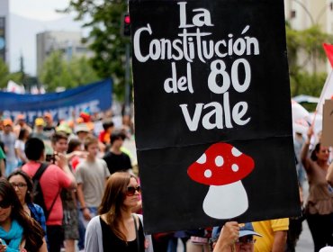 Medio centenar de economistas publican manifiesto por nueva Constitución