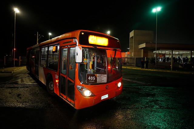 Más de 10 buses permanecen detenidos con sus neumáticos pinchados en Avenida Pajaritos