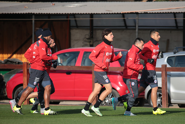 Miiko Albornoz y Eduardo Vargas irían de la partida ante México