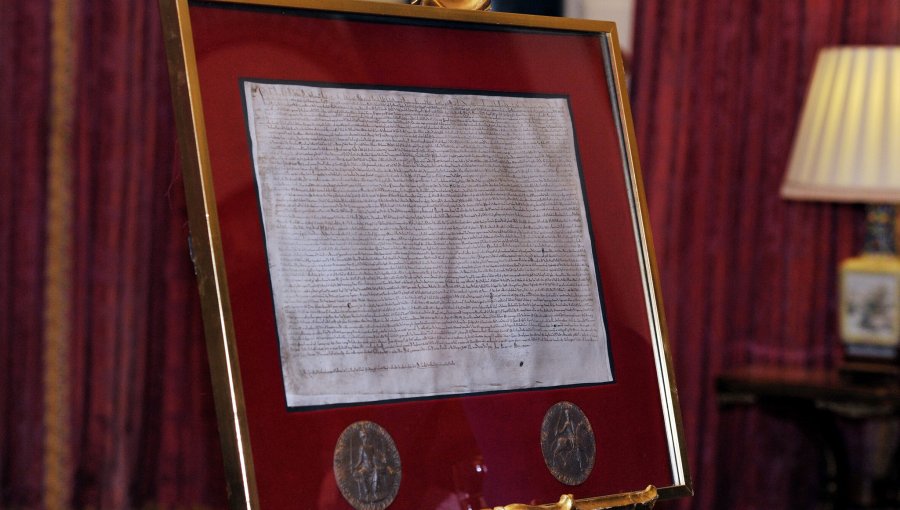 Isabel II preside la ceremonia por los 800 años de la Carta Magna