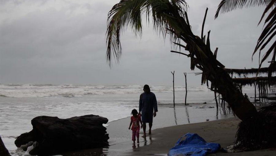 Tormenta Carlos se convierte otra vez en huracán frente a costas mexicanas