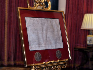 Isabel II preside la ceremonia por los 800 años de la Carta Magna