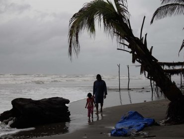 Tormenta Carlos se convierte otra vez en huracán frente a costas mexicanas