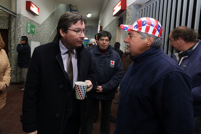 Ministro Barraza instala SAPU de Invierno en albergue del estadio Víctor Jara