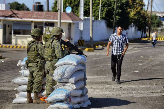 México: Matan a 2 policías y 5 civiles en ataque junto a rancho de un narco