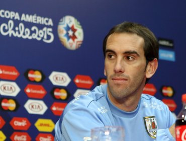 Copa América-Godín: "Para controlar a Messi hace falta un trabajo de todos"