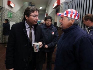 Ministro Barraza instala SAPU de Invierno en albergue del estadio Víctor Jara