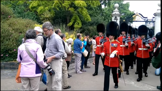 Video: Tropa de Guardia Real "atropella" a turista y se vuelve viral