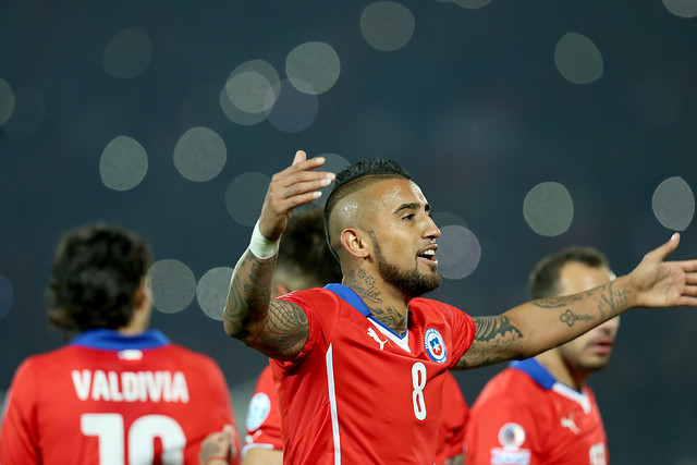 Hinchas esperan salida de Vidal de comisaría para apoyarlo