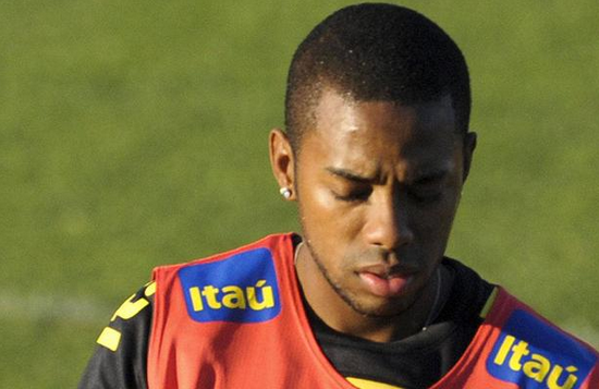 Presunto ladrón toma como rehenes a varios familiares del futbolista Robinho