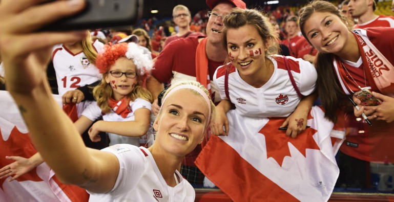 Mundial Femenino: Equipo femenino Canadiense disfruta del increíble apoyo de la afición