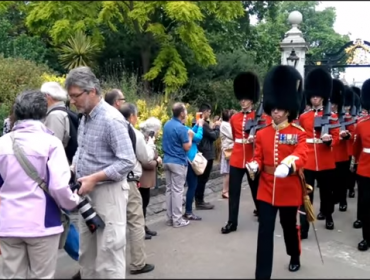 Video: Tropa de Guardia Real "atropella" a turista y se vuelve viral