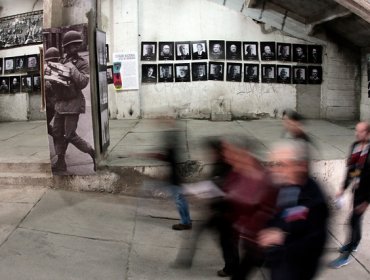 Ex prisioneros políticos del Estadio Nacional recorrieron sitios de la memoria