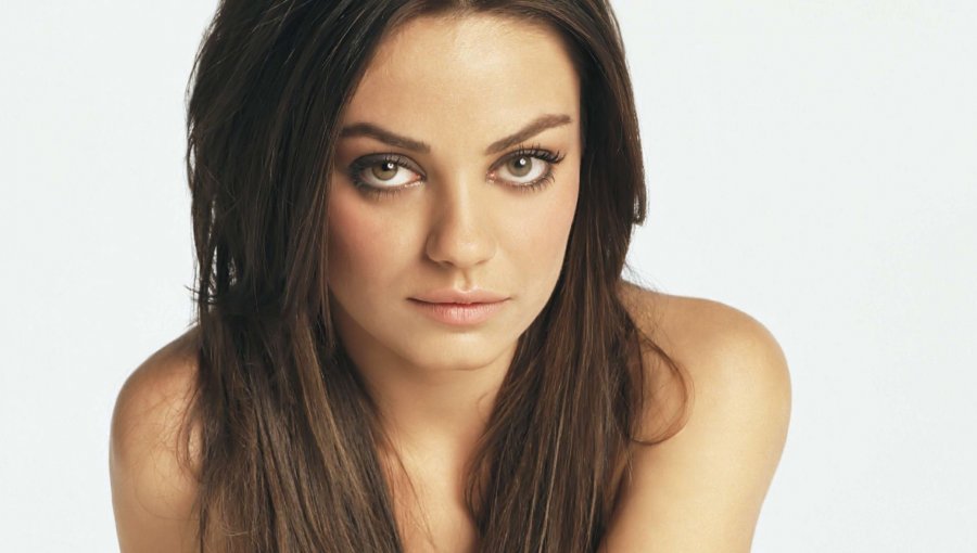 Cantante retiró demanda contra Mila Kunis por “robarle un pollo”