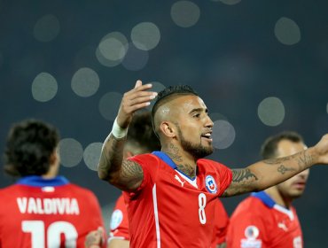 Hinchas esperan salida de Vidal de comisaría para apoyarlo