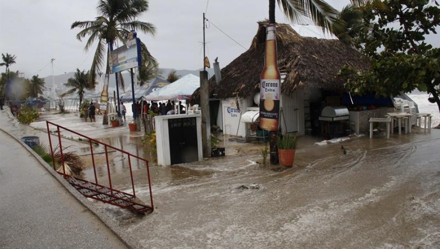 Tormenta Carlos se debilita a depresión tropical muy cerca de las costas mexicanas