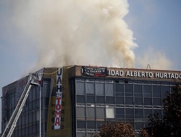 Bomberos logró controlar incendio en Universidad Alberto Hurtado