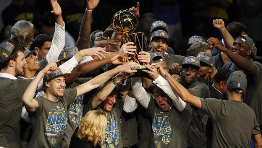 Curry e Iguodala proclaman a Warriors nuevos "Reyes" de la NBA