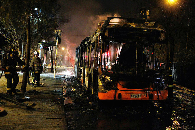 Antisociales quemaron bus del Transantiago en San Bernardo