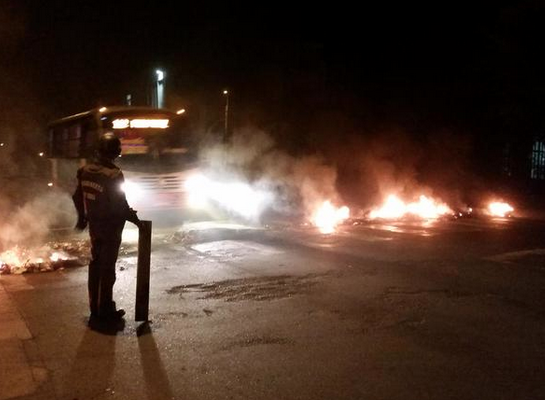 Barricadas en diversos puntos de Santiago provocan desvió de tránsito