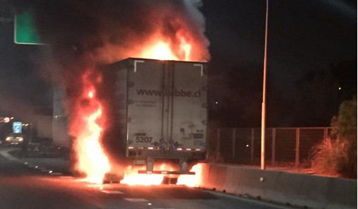 Camión se incendió en autopista Central con departamental