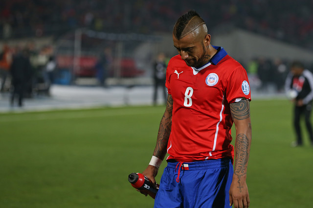 Más problemas para Vidal: Está en duda ante Bolivia por molestias en un glúteo