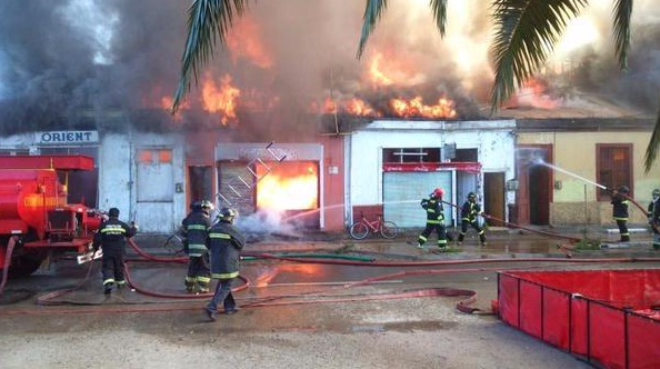 Feroz incendio consumió locales comerciales y viviendas en Papudo