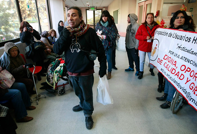 Pacientes del Hospital San José protestan contra las listas de espera