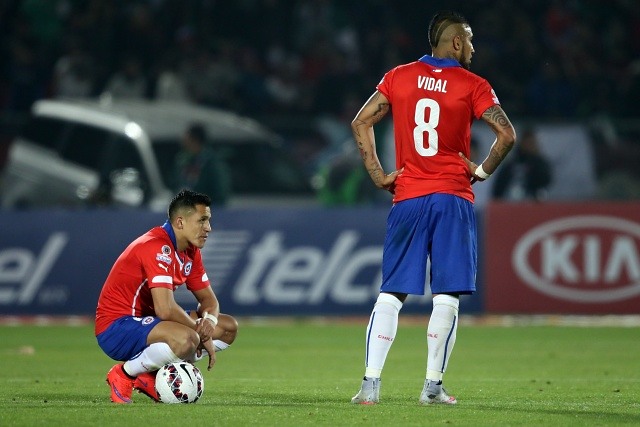 Vidal y Alexis entrenaron sin problemas y podrían ser de la partida ante Bolivia